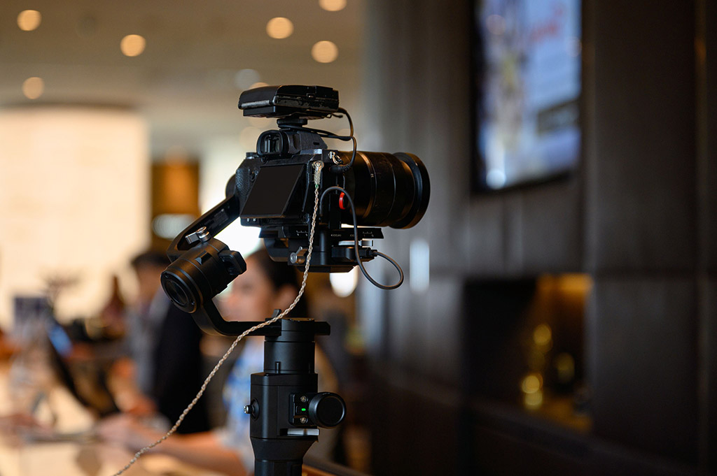 kamera na statywie transmituje wydarzenie biznesowe na żywo
